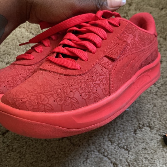 Puma’s!! Lightly worn, cute clean great condition add them to your shoe closet. - Picture 4 of 4